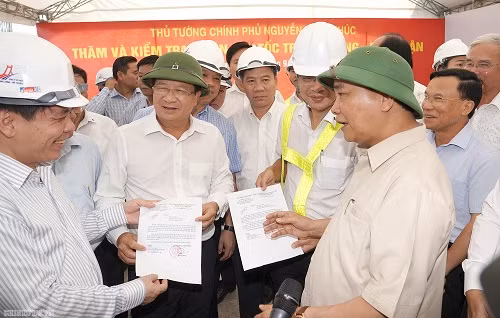 Thủ tướng trao Quyết định đồng ý cấp vốn ngân sách Trung ương cho dự án cao tốc Trung Lương-Mỹ Thuận. Ảnh: VGP/Quang Hiếu.