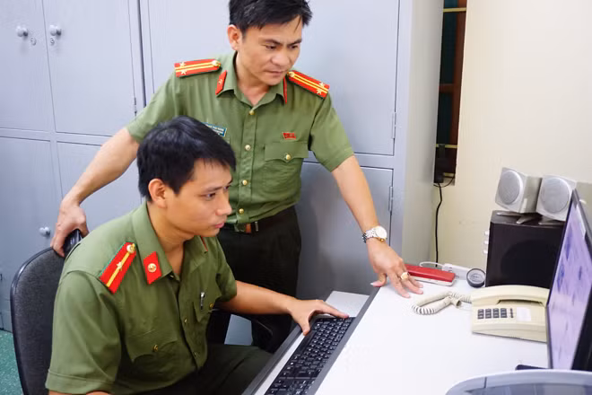 Trung tá Phạm Thái Hùng (đứng) cùng cán bộ đang nghiên cứu công việc qua mạng xã hội Trung tá Phạm Thái Hùng (đứng) cùng cán bộ đang nghiên cứu công việc qua mạng xã hội