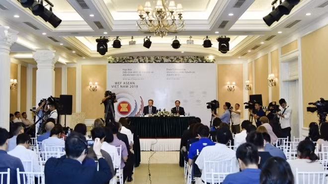 Quang cảnh họp báo giới thiệu Hội nghị WEF ASEAN 2018 sẽ được tổ chức tại Hà Nội.