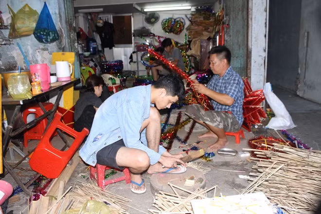 Gia đình anh Nguyễn Văn Hưng ở cư xá Phú Bình đang làm lồng đèn truyền thống.