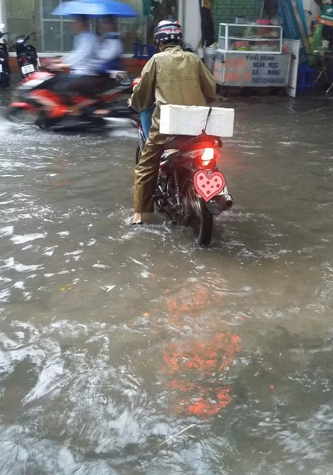 Những ngày mưa ngập, Đạo vẫn cố gắng đi gom thi thể các bé xấu số.