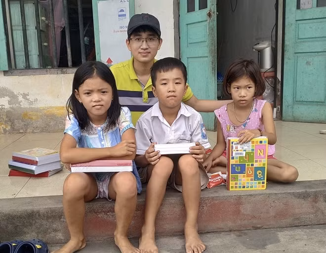 Đạo và nhóm tình nguyện có một đàn con ở mái ấm.