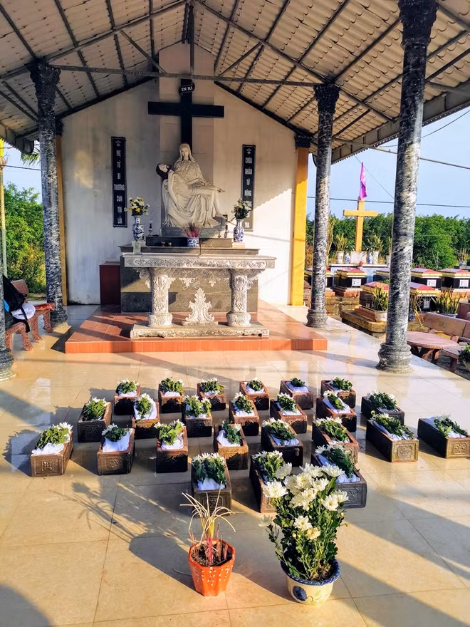 Lễ chôn cất tập thể cho các thai nhi.