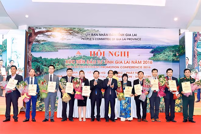 Tỉnh Gia Lai trao chứng nhận đầu tư cho các doanh nghiệp. Tỉnh Gia Lai trao chứng nhận đầu tư cho các doanh nghiệp.