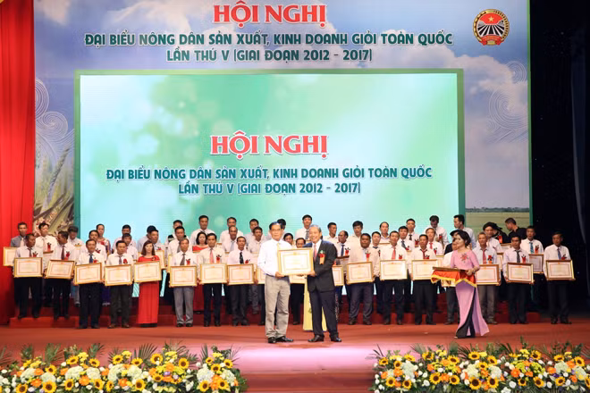 Phó Thủ tướng Thường trực Trương Hoà Bình trao bằng khen của Thủ tướng Chính phủ cho các nông dân tiêu biểu trong phong trào nông dân sản xuất, kinh doanh giỏi. Phó Thủ tướng Thường trực Trương Hoà Bình trao bằng khen của Thủ tướng Chính phủ cho các nông dân tiêu biểu trong phong trào nông dân sản xuất, kinh doanh giỏi.