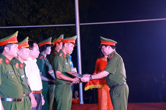 Giám đốc Học viện CSND tặng giấy khen cho cán bộ, học viên có thành tích trong đợt thực hành chính trị - xã hội. Giám đốc Học viện CSND tặng giấy khen cho cán bộ, học viên có thành tích trong đợt thực hành chính trị - xã hội.