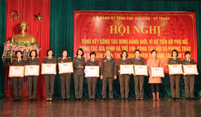 Các cá nhân, tập thể xuất sắc trong thực hiện công tác Hội và phòng trào phụ nữ nhận Bằng khen của Bộ Công an.