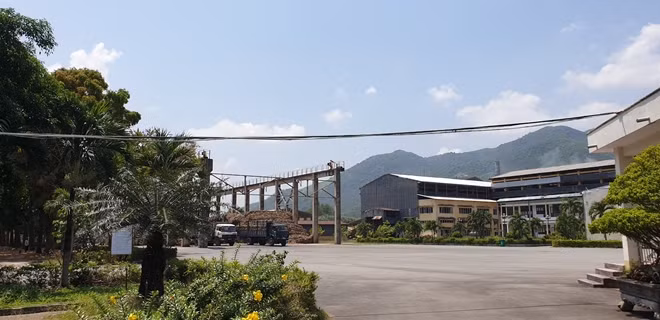 Nhà máy đường nằm im lìm ngay trong vụ thu hoạch mía.