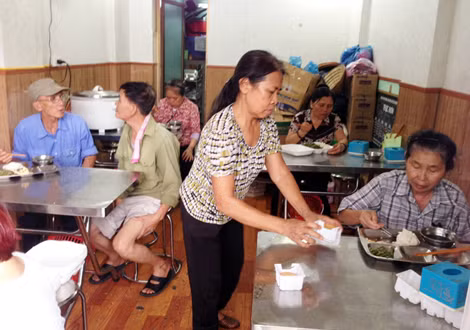 Ấm lòng người nghèo nơi quán cơm "Kết nối yêu thương"
