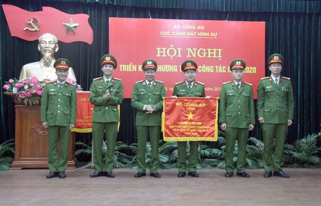 Thứ trưởng Lê Qúy Vương trao Cờ thi đua của Bộ Công an cho tập thể phòng 9.