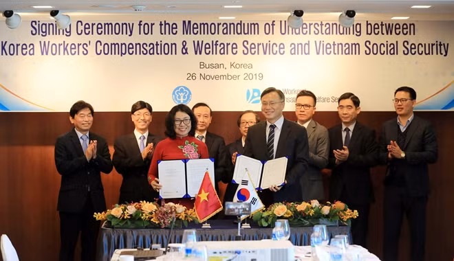 Tổng Giám đốc BHXH Việt Nam Nguyễn Thị Minh và ông Shim Kyung Woo - Chủ tịch KCOMWEL ký Bản ghi nhớ hợp tác.