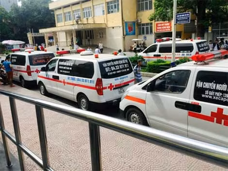 Xe cấp cứu đang chờ vận chuyển bệnh nhân tại Bệnh viện Việt - Đức. Xe cấp cứu đang chờ vận chuyển bệnh nhân tại Bệnh viện Việt - Đức.