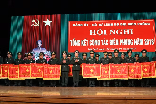 Trung tướng Hoàng Xuân Chiến, Tư lệnh BĐBP và Thiếu tướng Đỗ Danh Vượng, Chính ủy BĐBP trao Cờ thi đua của Bộ Quốc phòng và Cờ Thi đua của Bộ Tư lệnh BĐBP cho các đơn vị có thành tích xuất sắc.