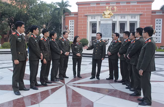 PGS.TS Phí Đức Tuấn, Phó Giám đốc Học viện ANND trao đổi công tác với cán bộ, giảng viên Khoa QLNN về ANQG. PGS.TS Phí Đức Tuấn, Phó Giám đốc Học viện ANND trao đổi công tác với cán bộ, giảng viên Khoa QLNN về ANQG.