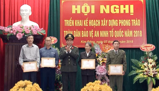 Đồng chí Phó Giám đốc Công an tỉnh trao thưởng cho các tập thể, cá nhân có thành tích xuất sắc trong phong trào toàn dân bảo vệ An ninh Tổ quốc năm 2018 tại huyện Kim Động. Đồng chí Phó Giám đốc Công an tỉnh trao thưởng cho các tập thể, cá nhân có thành tích xuất sắc trong phong trào toàn dân bảo vệ An ninh Tổ quốc năm 2018 tại huyện Kim Động.