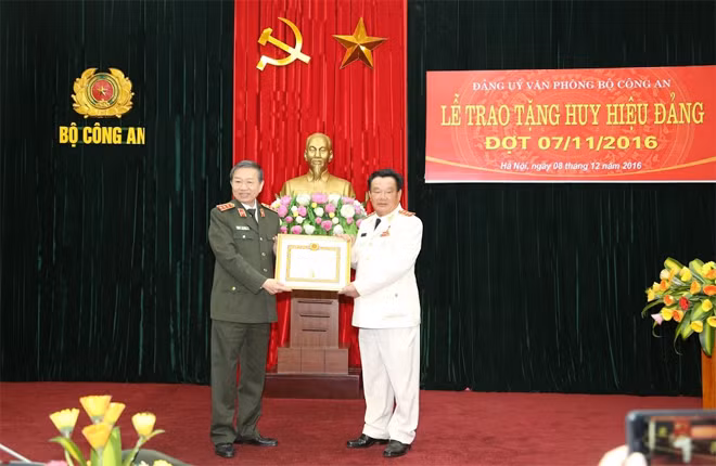 Bộ trưởng Tô Lâm trao Bằng Huy hiệu 50 năm tuổi Đảng cho Thượng tướng Nguyễn Khánh Toàn.