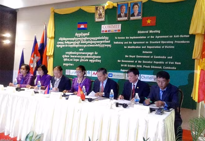 Bà San Arun, Quốc vụ khanh, Trưởng đoàn đại biểu Campuchia; Thiếu tướng Nguyễn Phong Hòa, Phó Tổng cục trưởng Tổng cục Cảnh sát, Trưởng đoàn đại biểu Việt Nam điều hành Hội nghị.