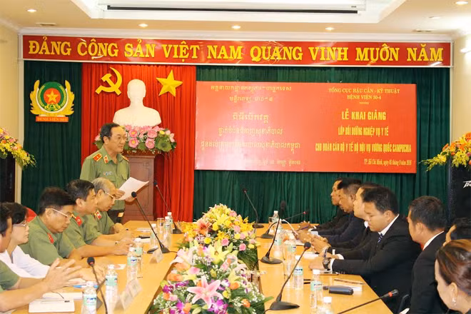 Thiếu tướng Tống Mạnh Chinh phát biểu khai mạc lớp học.
