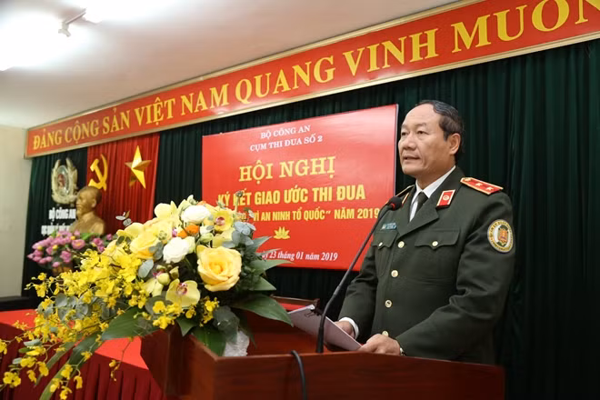 Trung tướng Bùi Mậu Quân, Cục trưởng Cục Quản lý xuất nhập cảnh, Cụm trưởng Cụm thi đua số 2 phát biểu tại Hội nghị.