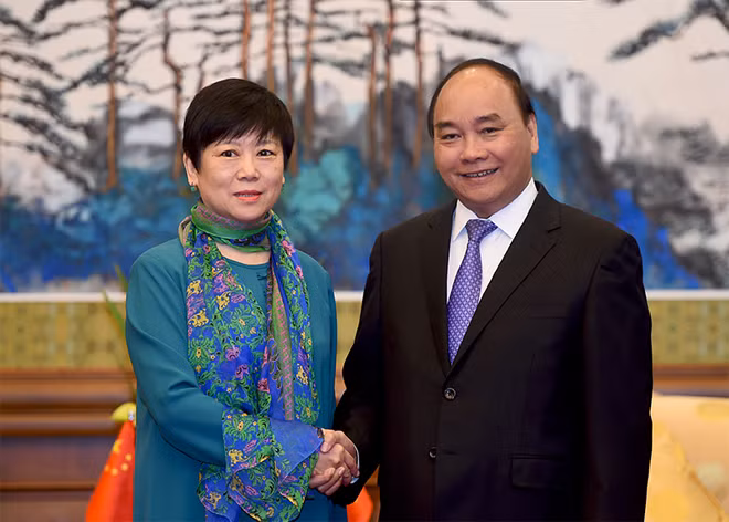 Thủ tướng Nguyễn Xuân Phúc và bà Lý Tiểu Lâm, Hội trưởng Hội Hữu nghị đối ngoại nhân dân Trung Quốc - Ảnh: VGP/Quang Hiếu.