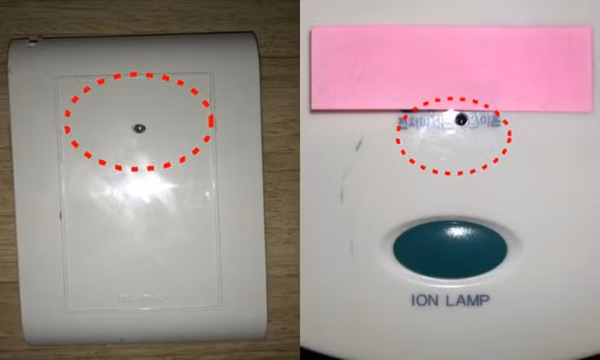 Máy ảnh được cảnh sát tìm thấy giấu bên trong ổ cắm trên tường của khách sạn (trái) và giá đỡ máy sấy tóc (phải). Máy ảnh được cảnh sát tìm thấy giấu bên trong ổ cắm trên tường của khách sạn (trái) và giá đỡ máy sấy tóc (phải).