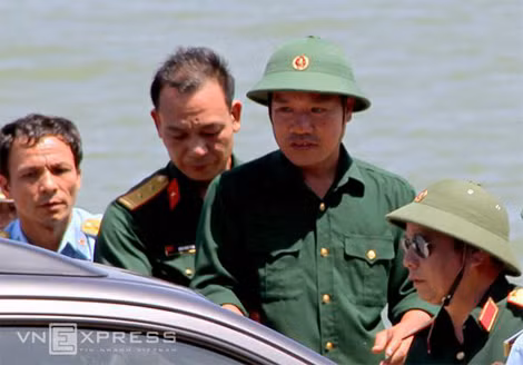 Thiếu tá Nguyễn Hữu Cường lên xe về đơn vị. (ẢnhVNE).