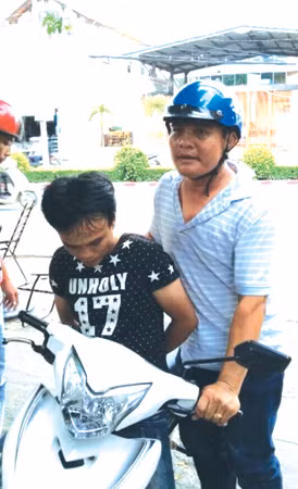 Anh Hải bắt giữ đối tượng phạm pháp trên đường phố.