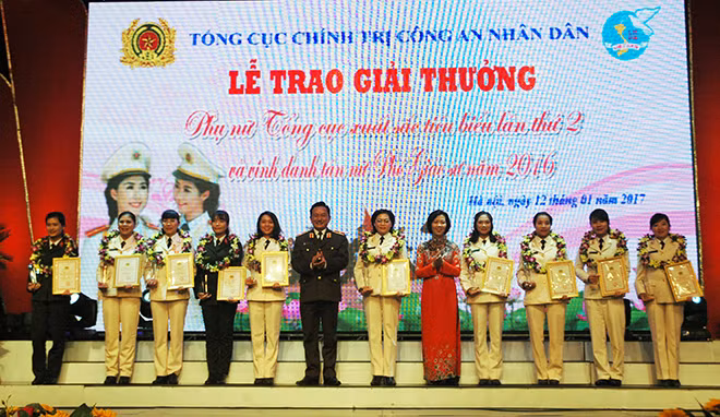Thiếu tướng Nguyễn Quang Chữ, Phó Tổng cục trưởng Tổng cục Chính trị CAND và bà Nguyễn Thị Bích Vân, Ủy viên Trung ương Hội LHPNVN trao hoa và kỷ niệm chương cho 10 gương mặt phụ nữ xuất sắc tiêu biểu năm 2016.