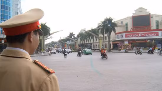 Công an TP.Thanh Hóa làm nhiệm vụ điều tiết phương tiện tham gia giao thông.