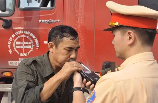 Cảnh sát giao thông là lực lượng chủ yếu thực hiện chỉ huy điều khiển giao thông và xử lý vi phạm hành chính về giao thông đường bộ. Cảnh sát giao thông là lực lượng chủ yếu thực hiện chỉ huy điều khiển giao thông và xử lý vi phạm hành chính về giao thông đường bộ.