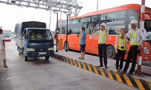 Trạm Cai Lậy ngưng thu phí tối 14-8 vì tài xế trả tiền lẻ. Ảnh: Hoàng Nam. Trạm Cai Lậy ngưng thu phí tối 14-8 vì tài xế trả tiền lẻ. Ảnh: Hoàng Nam.