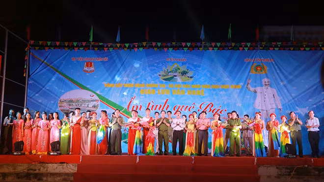 Chương trình giao lưu văn nghệ “Ấm tình quê Bác”. Chương trình giao lưu văn nghệ “Ấm tình quê Bác”.