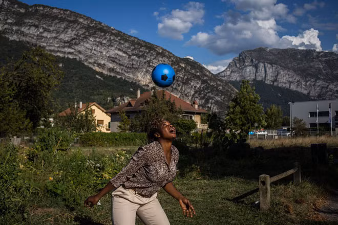 Carole Mengue có nguồn gốc từ Cameroon và hiện đang sống ở Grenoble, Pháp với đứa con trai hai tuổi.