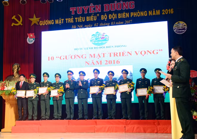 Trung tướng Phạm Huy Tập trao thưởng và vinh danh 10 "Gương mặt trẻ triển vọng" năm 2016.