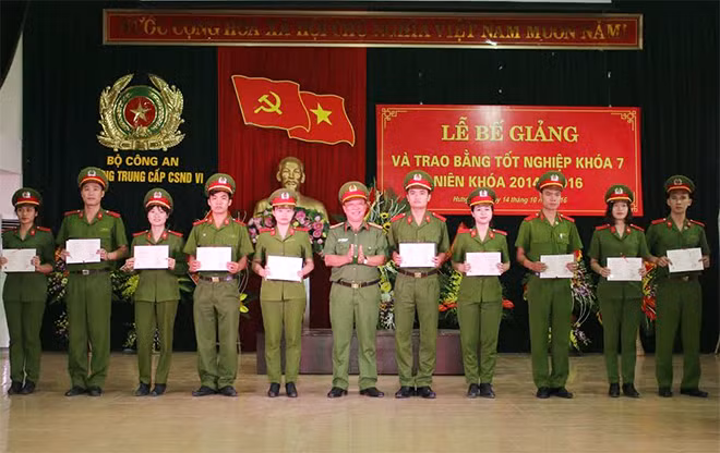 Đồng chí Đại tá TS, NGƯT Nguyễn Thanh Bình, Hiệu Trưởng Trường Trung cấp CSND VI trao bằng tốt nghiệp cho học viên Khóa K7.