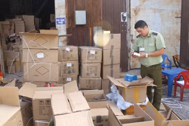Kho mỹ phẩm kém chất lượng nhập lậu bị QLTT TP Hồ Chí Minh và Công an kinh tế phát hiện trong những ngày cận Tết.