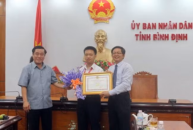 Bí thư Tỉnh ủy và Chủ tịch UBND tỉnh Bình Định trao bằng khen cho em Lê Nhật Hoàng.
