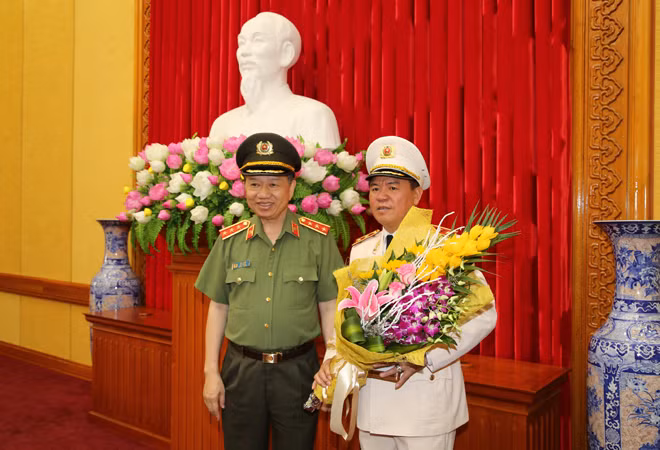 Bộ trưởng Tô Lâm tặng hoa chúc mừng Trung tướng Trần Văn Vệ.