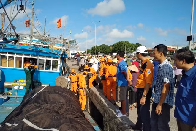 Các thuyền viên được đưa vào bờ an toàn.