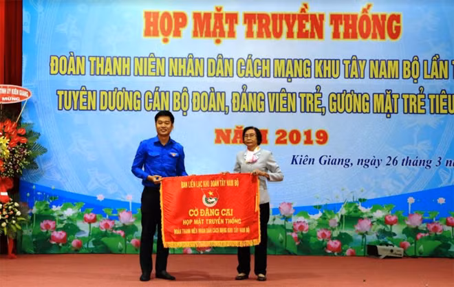 Ban Liên lạc Khu đoàn Tây Nam bộ trao cờ đăng cai tổ chức chương trình họp mặt truyền thống Đoàn Thanh niên nhân dân cách mạng Khu Tây Nam bộ lần thứ 14 cho Tỉnh đoàn Hậu Giang.