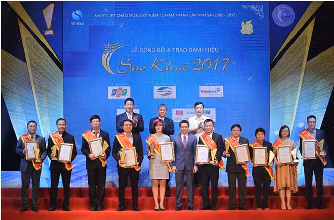 Phó Thủ tướng trao danh hiệu Top 10 Sao khuê năm 2017 cho 7 sản phẩm, 3 dịch vụ công nghệ thông tin xuất sắc nhất. Ảnh: VGP/Đình Nam.