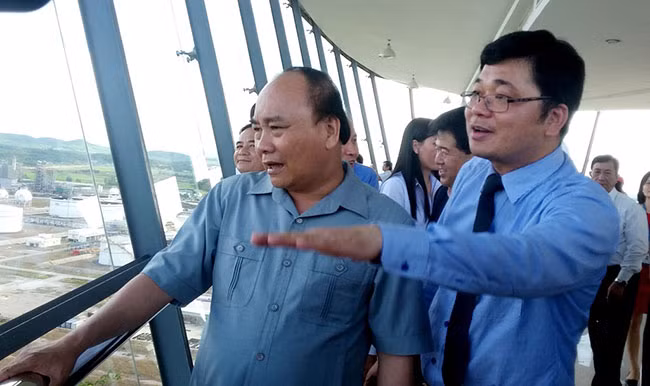 Thủ tướng Cính phủ Nguyễn Xuân Phúc tham quan Nhà máy lọc dầu Dung Quất.