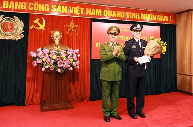Trung tướng Trần Văn Vệ trao Kỷ niệm chương Bảo vệ ANTQ tặng Thiếu tướng Chris McDevitt.