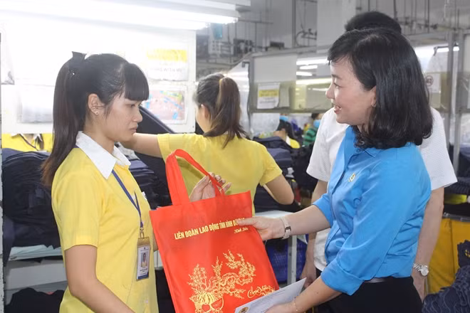 Bà Trương Thị Bích Hạnh tặng quà cho chị Sa Mê.