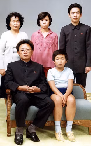 Kim Jong-nam (đàng trước bên phải) ngồi cạnh cha là Kim Jong-Il năm 1981.