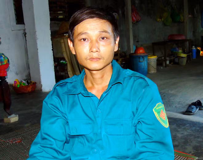 Anh Phạm Ðức Dương trong màu áo dân quân cơ động phường Ðông Vĩnh.