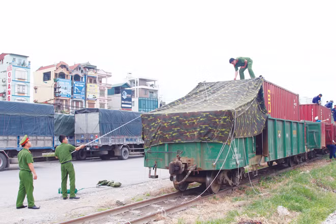 CBCS Tiểu đoàn CSBV vận chuyển hàng đặc biệt tiến hành lập chốt bảo vệ trên phương tiện tàu hoả, chuẩn bị cho các chuyến công tác.