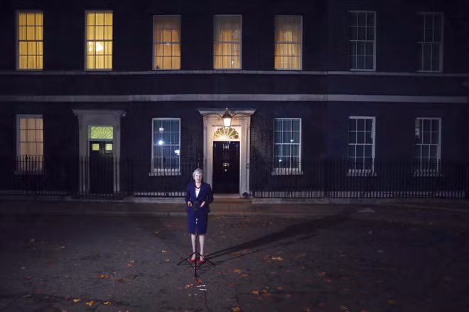 Thủ tướng Vương quốc Anh Theresa May đưa ra tuyên bố bên ngoài số 10 phố Downing ở London vào ngày 14-11. Cả năm bà đã chiến đấu trong một trận chiến cô đơn để đưa ra một thỏa thuận Brexit với Liên minh châu Âu mà Nghị viện hầu như không muốn phê chuẩn. (Ảnh: Simon Dawson).