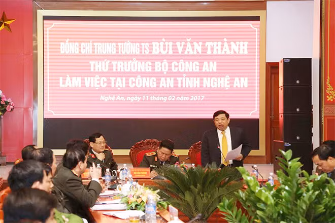Đồng chí Nguyễn Xuân Đường, Phó Bí thư tỉnh ủy, Chủ tịch UBND tỉnh Nghệ An phát biểu tại buổi làm việc. Đồng chí Nguyễn Xuân Đường, Phó Bí thư tỉnh ủy, Chủ tịch UBND tỉnh Nghệ An phát biểu tại buổi làm việc.