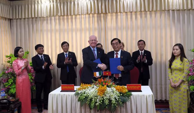 Tổng thống Ireland Michael D. Higgins đến thăm Trung tâm khách tham quan hoạt động bom mìn tại Làng trẻ em, thuộc Dự án RENEW.